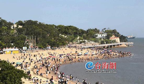 ▲游客在厦大白城沙滩上玩耍