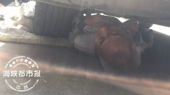 台海网4月30日讯 据海峡都市报报道 今天上午8时50分,福州仓山区亭头路金骏小区一区4号楼旁一名老汉被压在轿车底下。