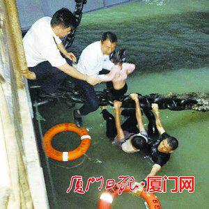 父女二人终于被救上岸。(本组图/厦门轮渡有限公司提供)