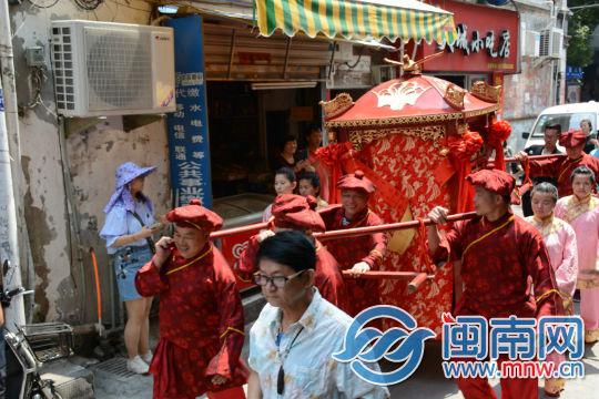 轿夫抬着喜轿