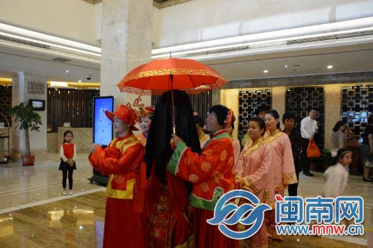 按照习俗,新娘头罩乌巾