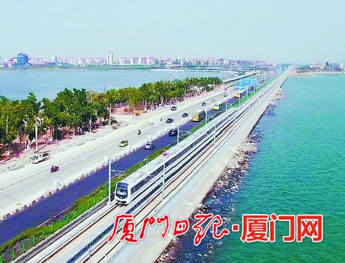 　　地铁1号线车辆在跨海段轨道上行驶的矫健身姿。（厦门轨道集团提供）