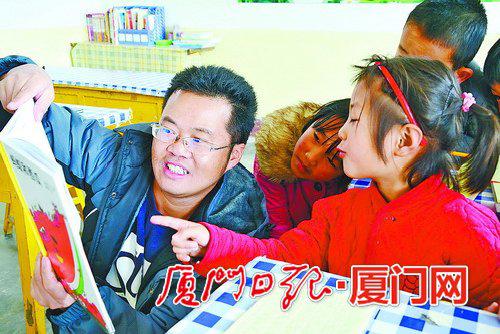 官文宾引导孩子阅读。(尹薇 摄)