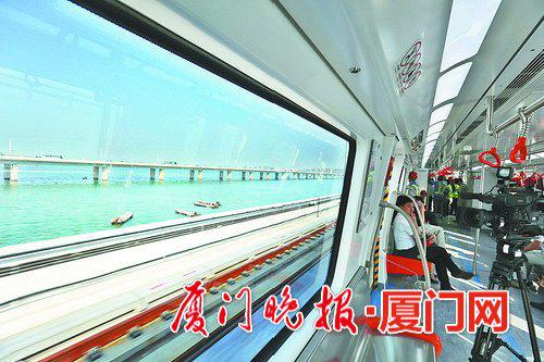 -地铁1号线跨海段,碧海蓝天的美景令人陶醉。