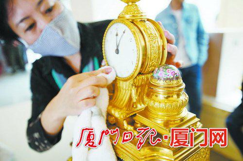 即将在故宫鼓浪屿外国文物馆展出的展品被精心打理。(本报记者林铭鸿摄)
