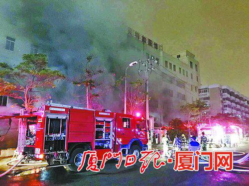 长乐路一服装厂发生火灾。
