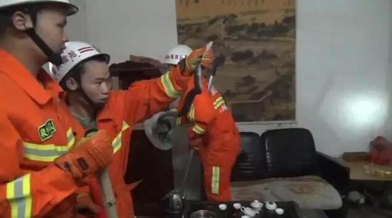 5月11日晚上10点多,晋江罗山街道内塘陶安路陈先生家中,来了一位不速之客。陈先生赶紧报了警。