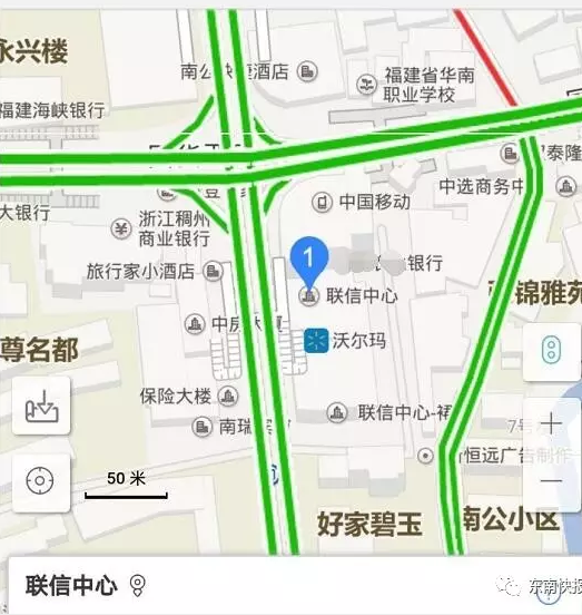 根据报料人提供的事发地点，查阅地图发现，事发地附近确实有家银行：