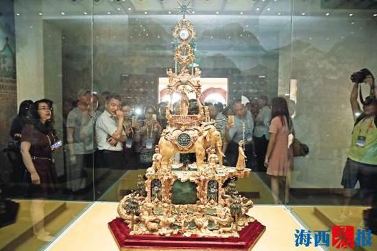 铜镀金象驮转花钟陈理杰图