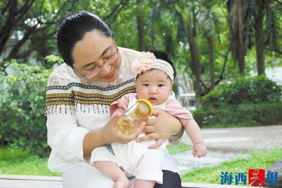 　　陈艳丽在照顾女儿。记者吴宇豪摄