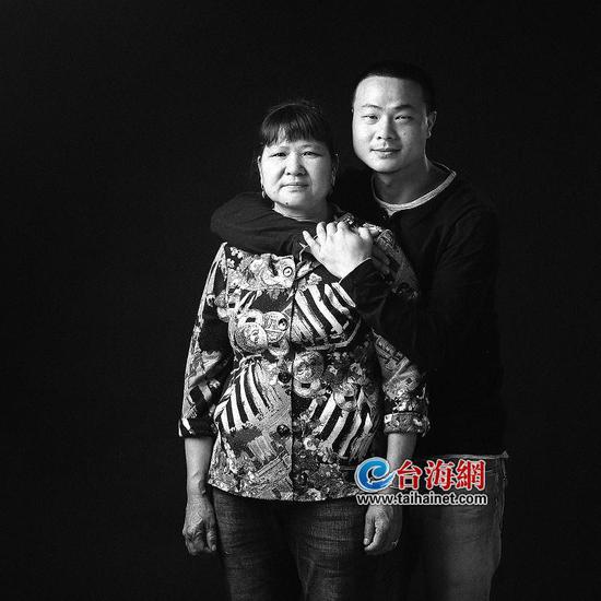 ▲钟龙辉搂着母亲拍照