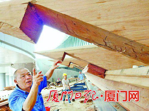 杨育锥在工作中。