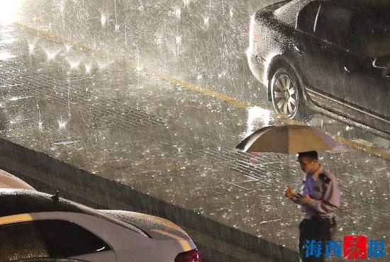 昨晚，东岳二路上大雨如注。记者 陈理杰 摄