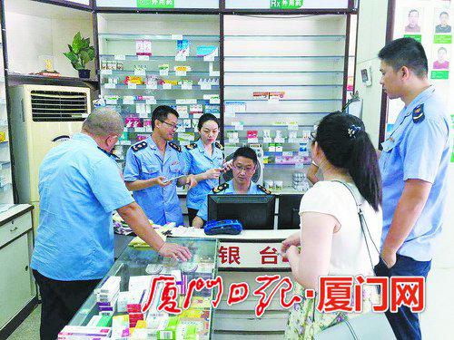 检查人员在现场进行细致检查。