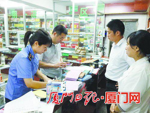 药店接受检查。(本组资料图/市市场监管局提供)
