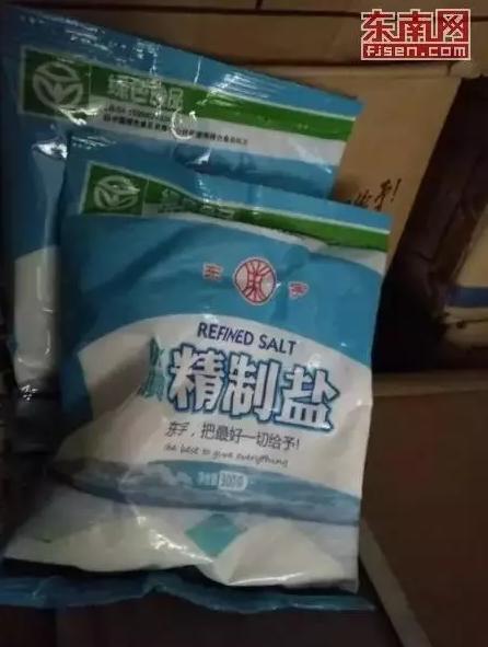 日前,福鼎市管阳镇一家食杂店内,执法人员发现了100箱、1.5吨的不合格“臭脚盐”。