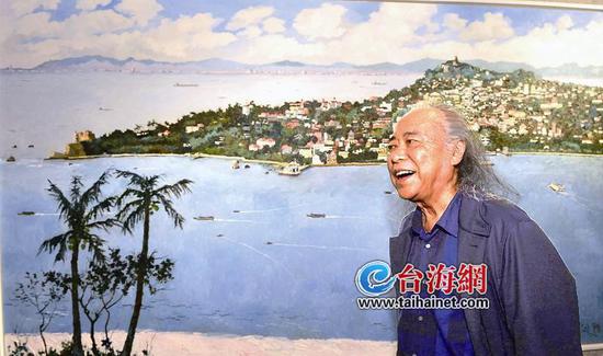 ▲庞均在作品《妈妈最后的回忆(鼓浪屿)》前