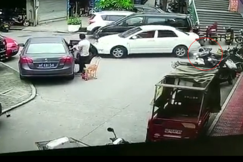 惊险一幕:地上哭闹小孩被小车压过