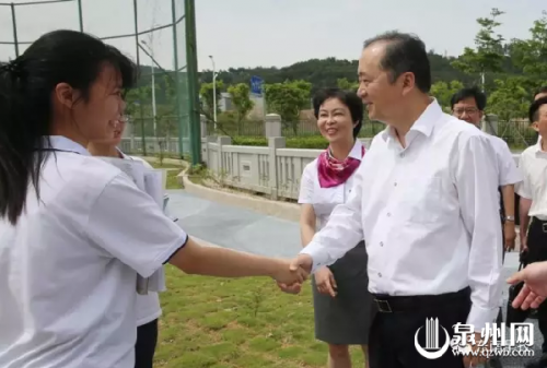 图为在泉州五中城东校区地理园,市委书记、市人大常委会主任郑新聪走进今年要参加高考的考生中,他鼓励考生放松心情,放平心态,从容应考,祝他们取得好成绩