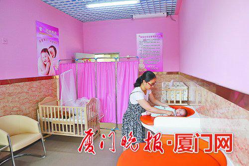 -整洁的哺乳室充满温馨的氛围。