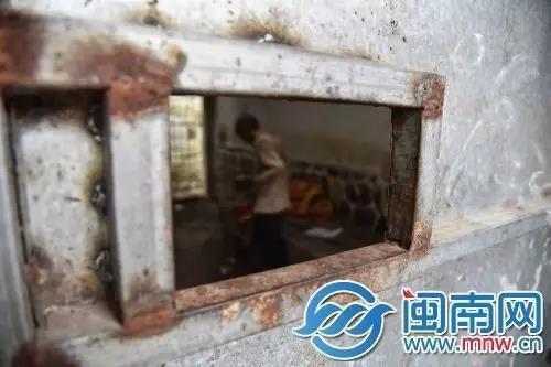 吃完了东西,王妙躺在床上就睡,空荡荡的房间,除了床和被子,已无他物