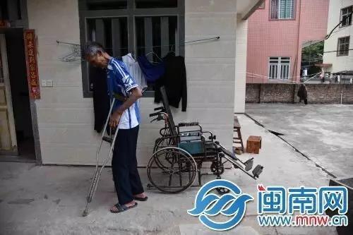 受伤之后,王墙都是靠轮椅和拐棍出行