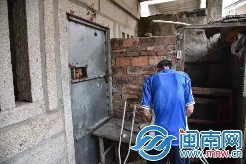 听到父亲的拐杖声音,王妙就会到小窗旁等候