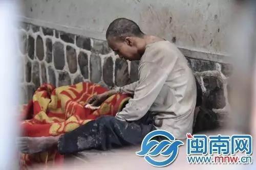 王妙坐在木板床上吃饭