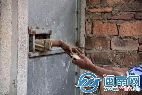 父亲给王妙送吃的