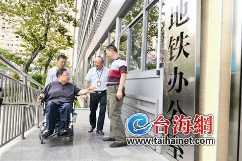 ▲中国残联副主席吕世明在厦门考察调研无障碍建设情况