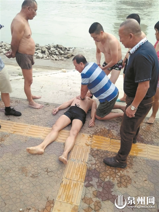众人及时对溺水男子实施心肺复苏急救,抢到了关键的“黄金四分钟”。 (古渡冬泳分会供图)