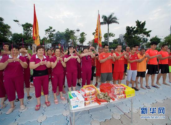 　　高浦龙舟队队员在杏林湾高浦码头举行端午节龙舟祭祀活动（2017年5月27日摄）。新华社记者姜克红摄