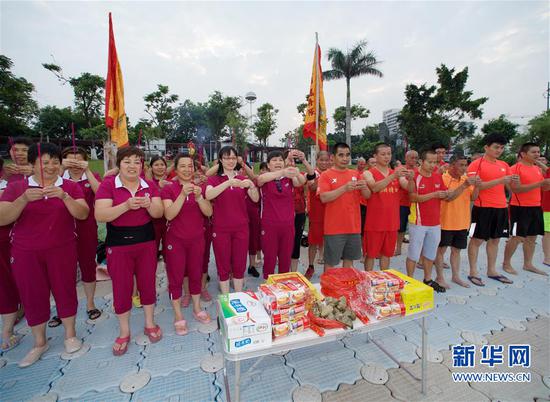 高浦龙舟队队员在杏林湾高浦码头举行端午节龙舟祭祀活动(2017年5月27日摄)。新华社记者姜克红摄