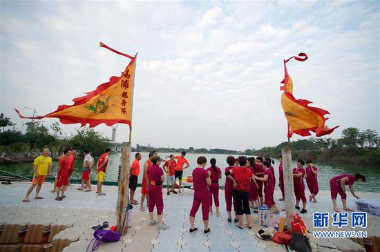 高浦龙舟队队员在杏林湾高浦码头聚集,准备端午节龙舟祭祀活动(2017年5月27日摄)。新华社记者姜克红摄