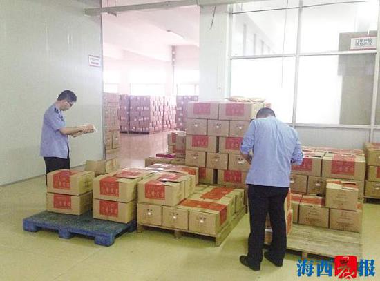 经过检查,新民市场监督管理所工作人员未发现异常肉松。
