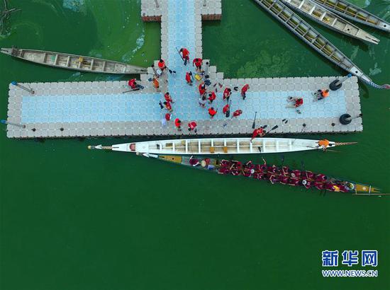 　　高浦龙舟队队员训练后上岸（2017年5月27日摄）。新华社记者姜克红摄