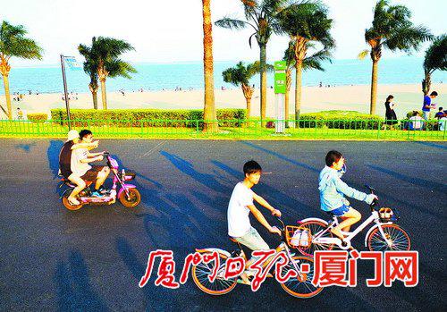 昨日厦门天气晴好,不少市民和游客在环岛路骑车兜风。(本报记者王火炎摄)