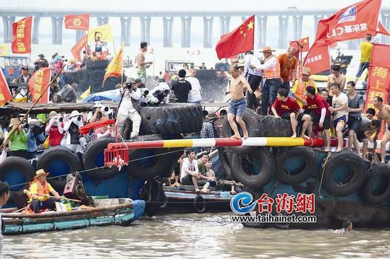 ▲海上捉鸭赛紧张刺激,牵动观众心