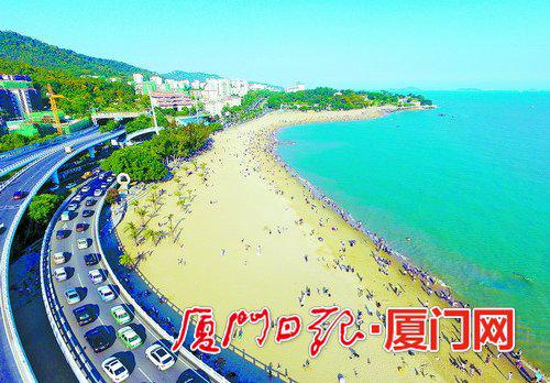 端午假期,环岛路白城沙滩游人如织。(本报记者 黄少毅 航拍器摄)