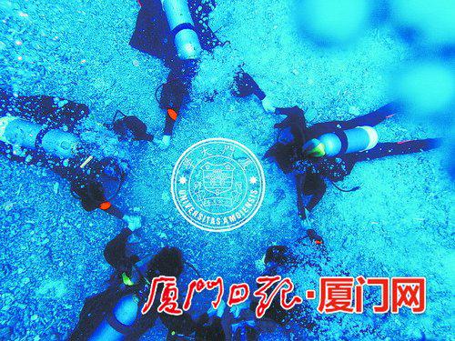他们后期在照片上加了校徽。