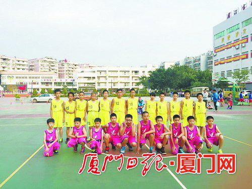 几名高个子同学都加入了校篮球队。(江头中心小学供图)