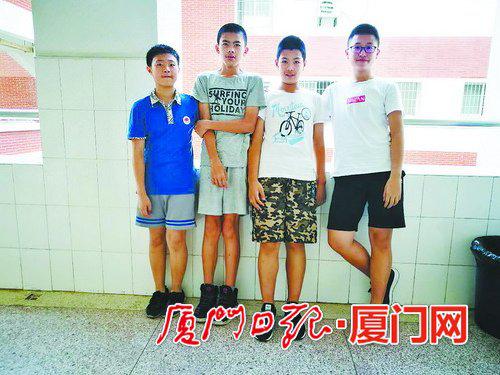 高个子学生的合影。