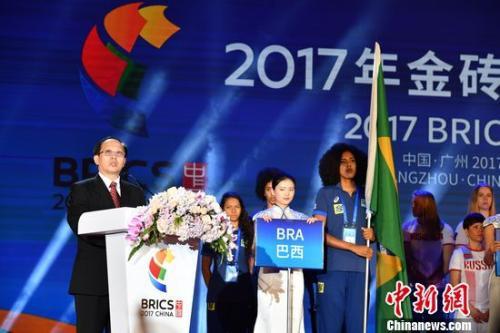 国家体育总局局长苟仲文宣读了中国国家主席习近平的贺信,并宣布2017年金砖国家运动会开幕。陈文 摄 国家体育总局局长苟仲文宣读了中国国家主席习近平的贺信,并宣布2017年金砖国家运动会开幕。陈文 摄