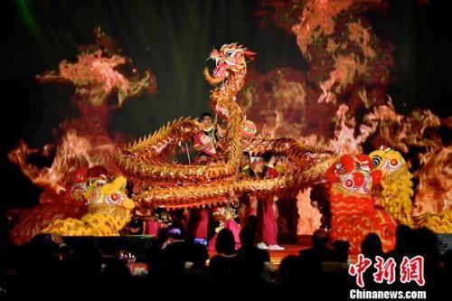 17日晚开幕式上的舞龙、舞狮表演。陈文 摄 17日晚开幕式上的舞龙、舞狮表演。陈文 摄