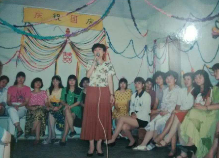 1994年,肖志烈外派毛里求斯时组织工人欢庆国庆