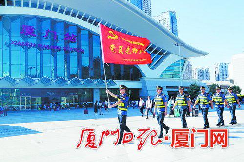 执法支队党员先锋队在火车站开展巡逻服务。