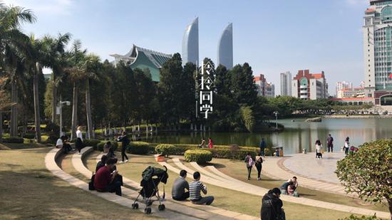 芙蓉湖畔的学子。