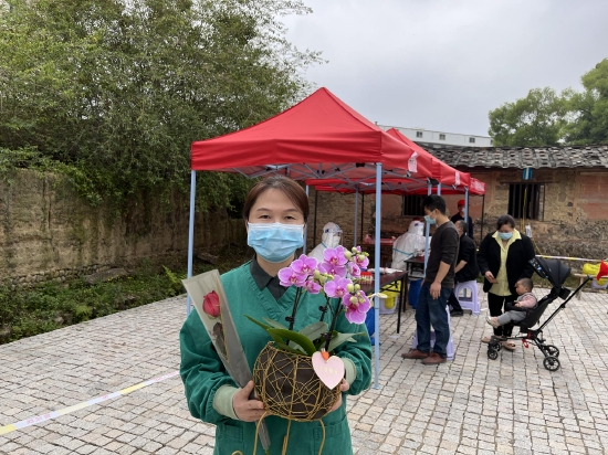 核酸采集现场，罗丽华收到鲜花和祝福 （受访者 供图）