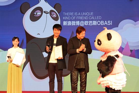 来自台湾的瞿友宁导演给获奖者颁奖。