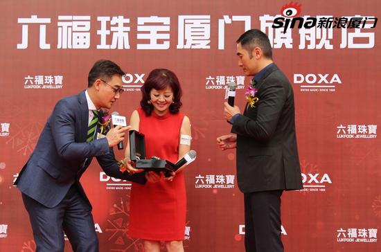 六福珠宝送上手表作为圣诞礼物